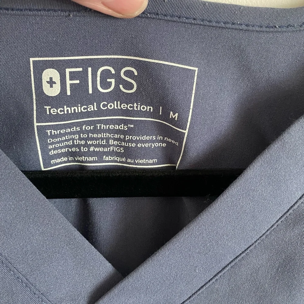 Figs Men's Gray Short‎ Sleeve V-Neck Scrub Shirt
